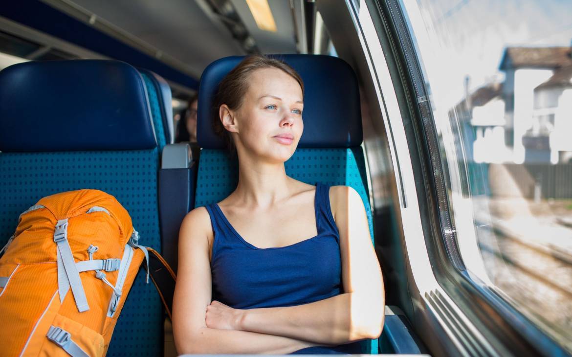 Femme voyageant dans le train