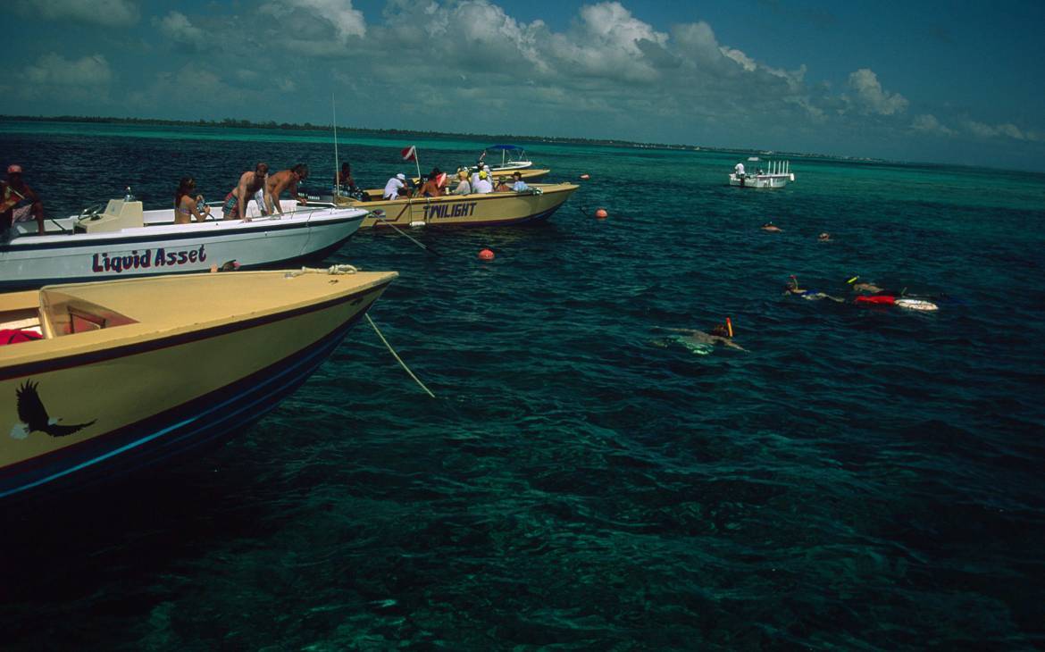 Touristenboot mit Leuten, die schnorcheln, Hol Chan Marine Reserve, Belize