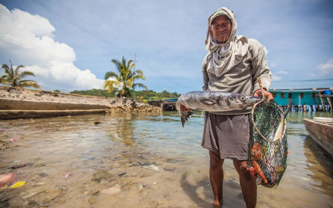 Un residente mostra la sua preda pesca, Tun Mustapha Park