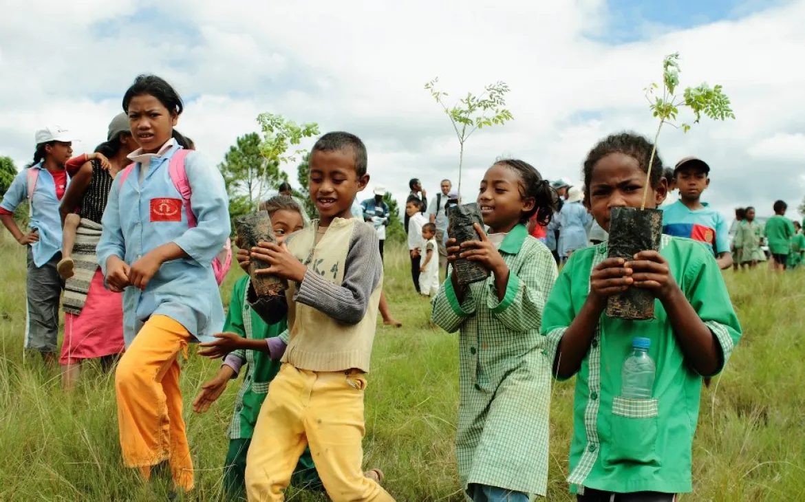 Kinder pflanzen Baumsetzlinge in der Mahafaly Region, Madagaskar