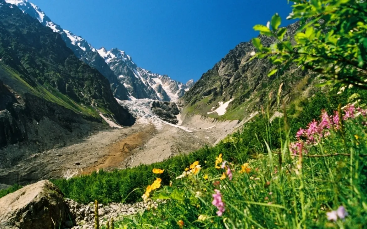 Landschaft im Kaukasus mit Tseisky Gletscher im Hintergrund