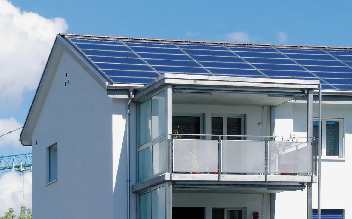Maison multi-familiale rénovée et avec des panneaux solaires en Staufen. A reçu le Prix solaire suisse 2008.