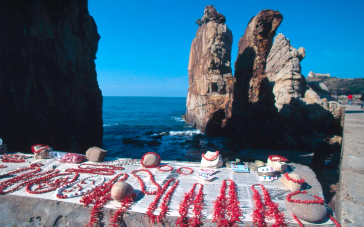 corrals rossa ad una bancarella di souvenir in Tunisia