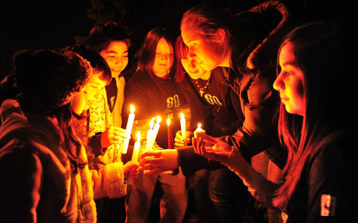 Kinder halten Kerzen während der Earth Hour 2009