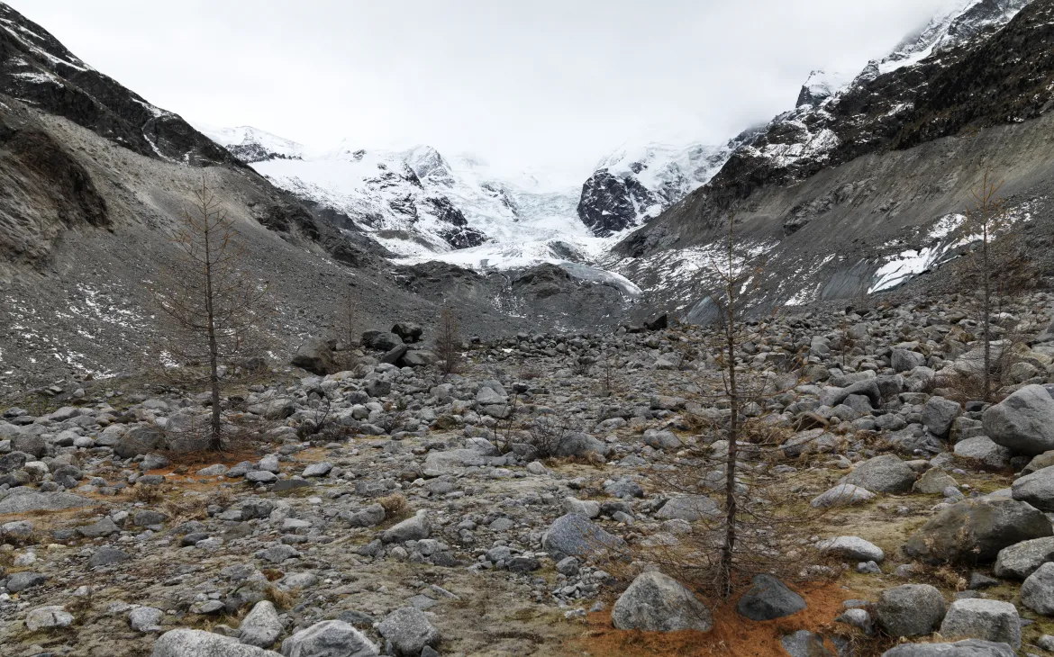 Morteratschgletscher mit Steinfeld im Vordergrund
