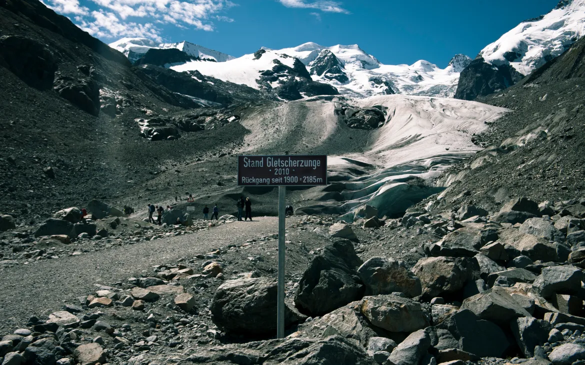 Morteratschgletscher mit Hinweistafel Gletscherschmelze