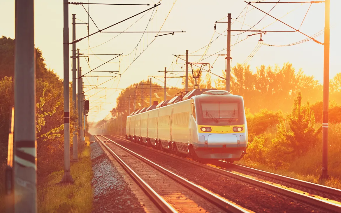 Zug im Sonnenuntergang
