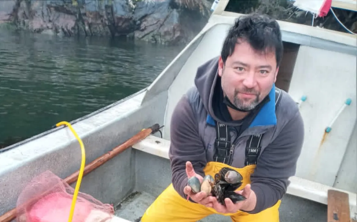 Patricio with mussels