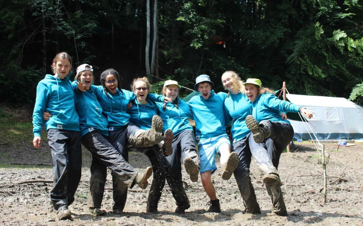 Die Leitenden des Baumzeltlagers geniessen das Lager, Schweiz.