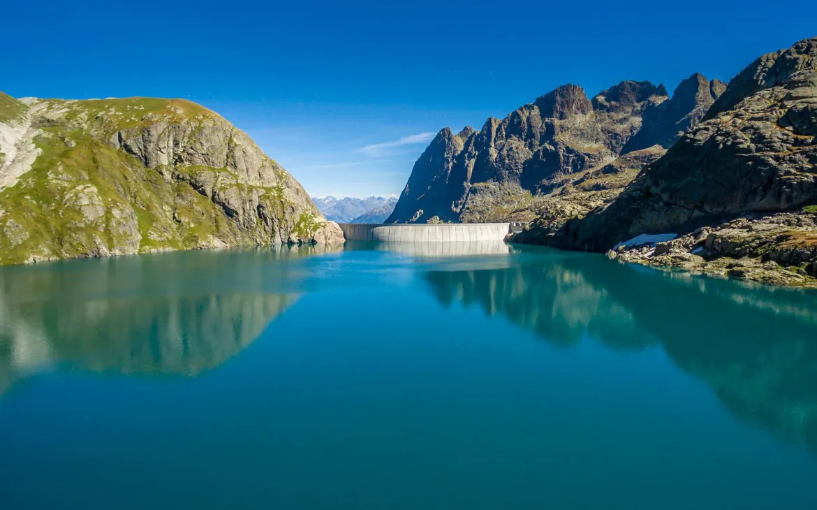 Staudamm mit Bergpanorama im Wallis