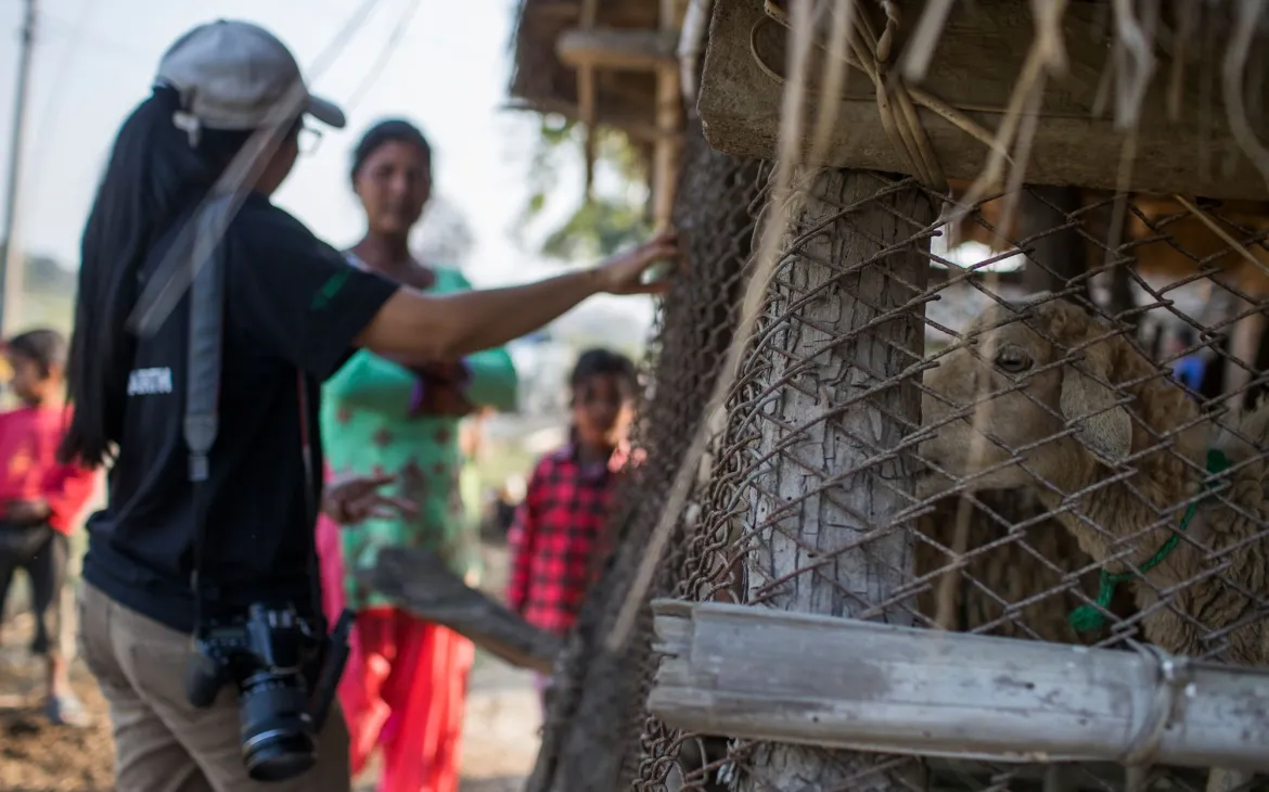 Eine Expertin des WWF Nepal in der Diskussion mit Dorfbewohner:innen