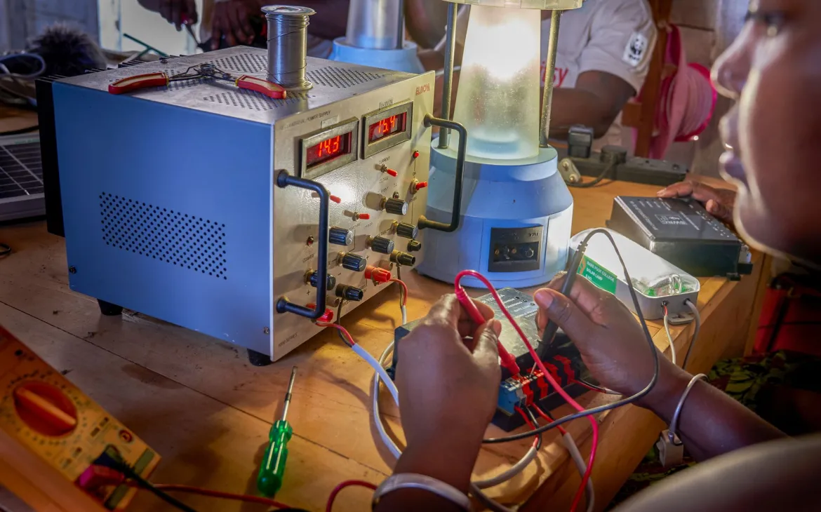 Solaringenieurinnen des Barefoot College reparieren Solarlampen in Madagaskar