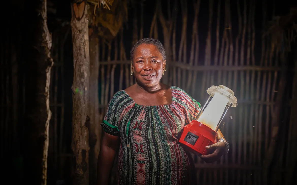Solaringenieurin Kingaline aus Madagaskar ist Absolventin des Barefoot College.