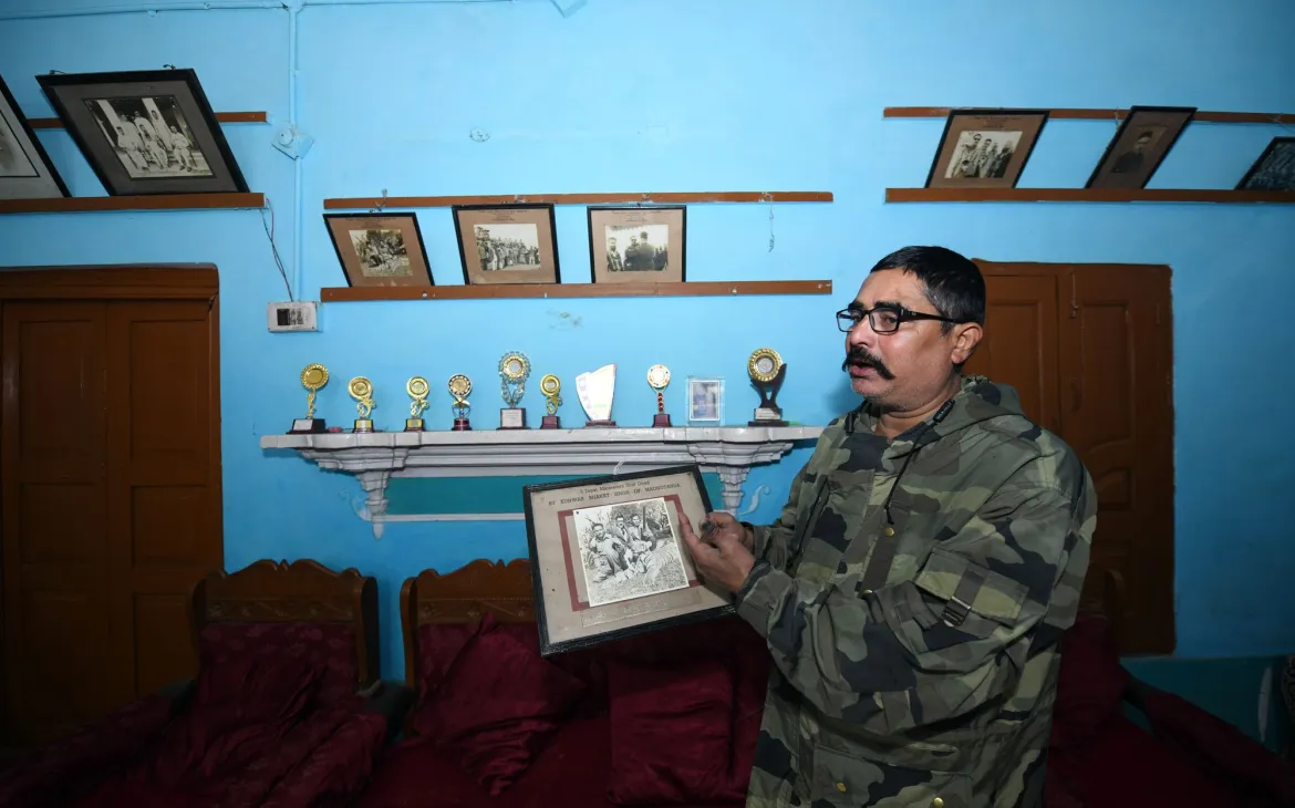 Atul Sigh mit einem Bild seines Grossvaters