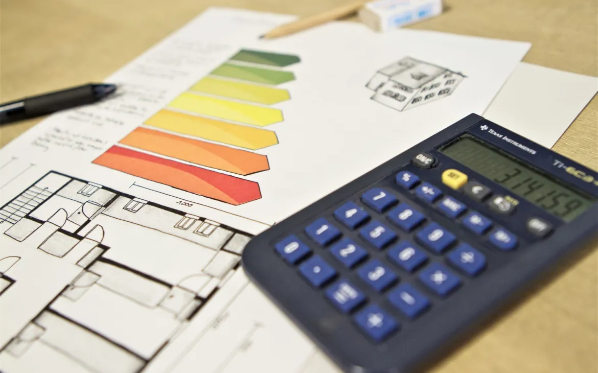 Baupläne Energieskala und Taschenrechner auf Tisch
