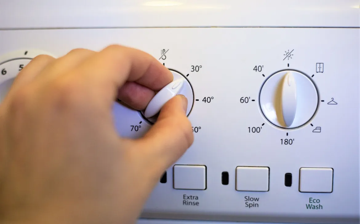 Waschmaschine wird auf 30 Grad gestellt