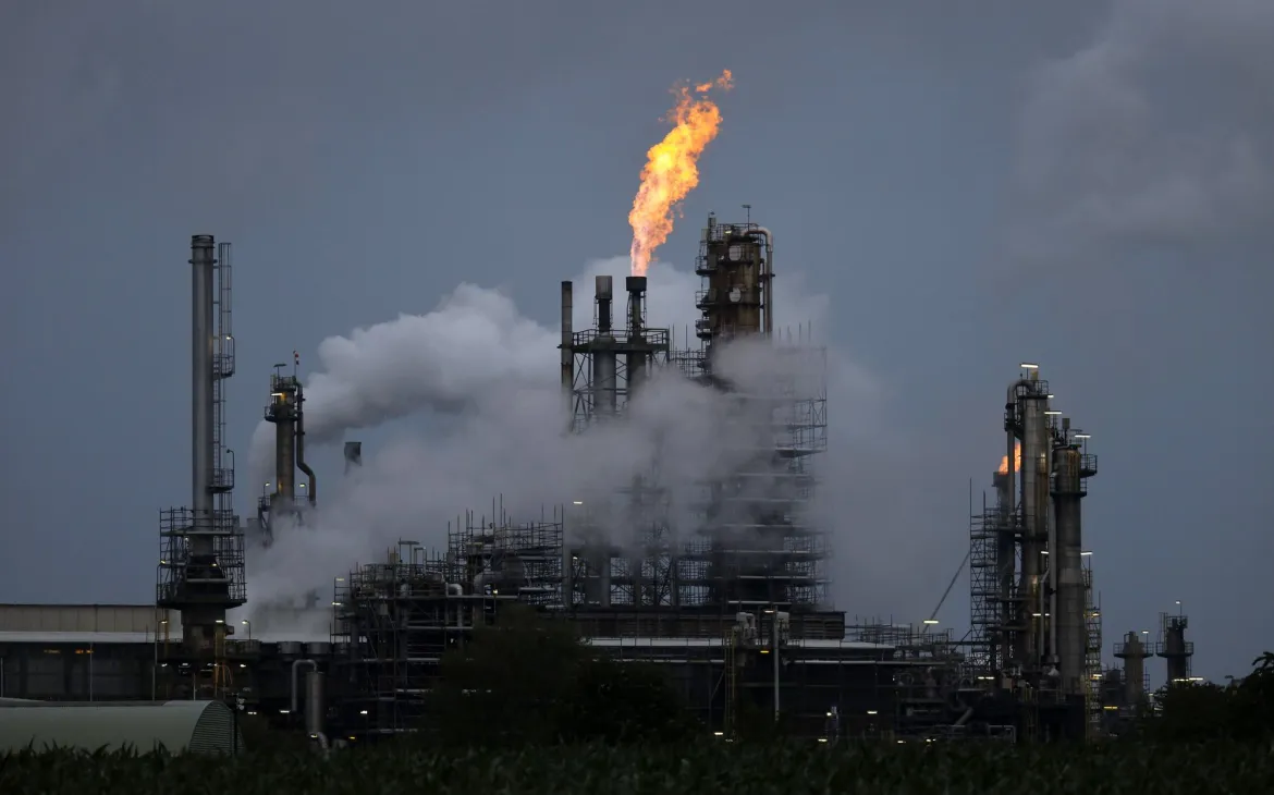 Raffinerie mit gut sichtbarer Gasfackel