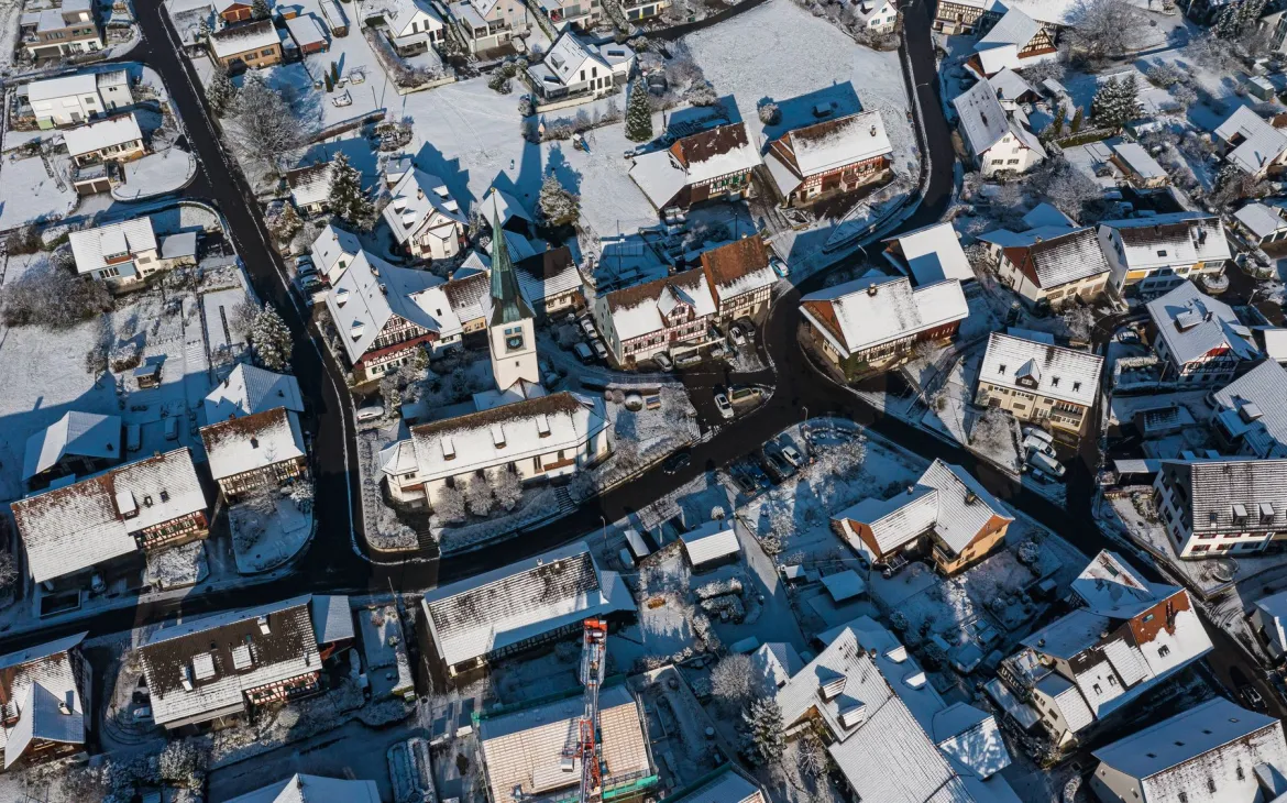 Reformierte Kirche in Rafz aus der Vogelperspektive im Winter