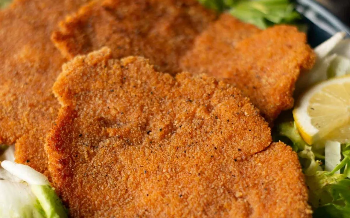 Linsenschnitzel auf Salat mit Hand