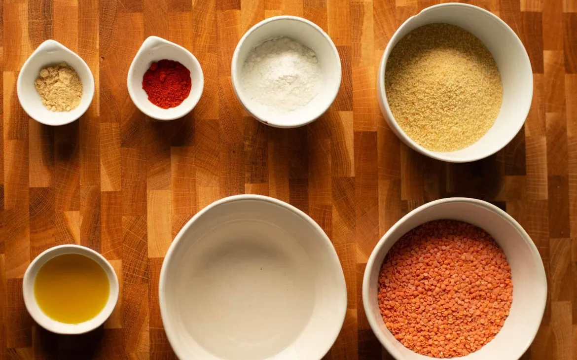 Zutaten für Linsenschnitzel in Schüsseln