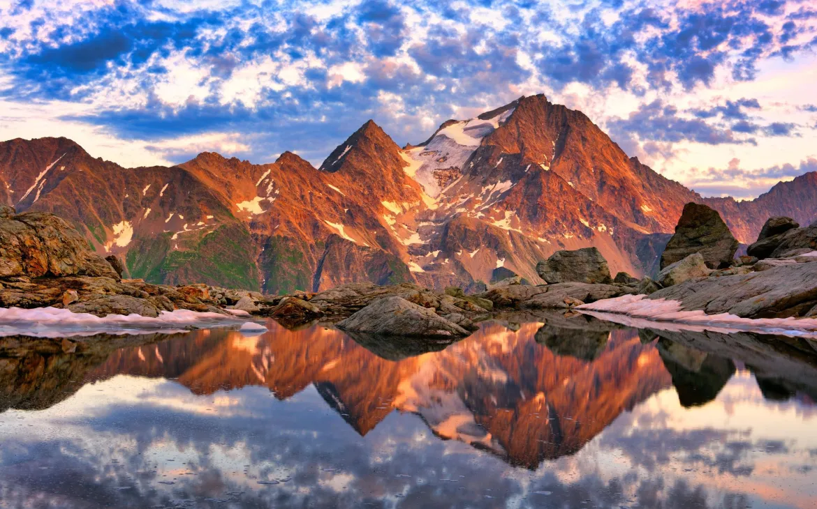 abendstimmung, Spiegelung im Maderanertal auf See. Herz der Schweizer Natur