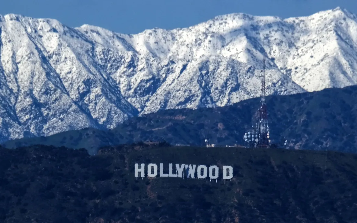 Schnee auf den Bergen hinter dem Hollywood-Schild