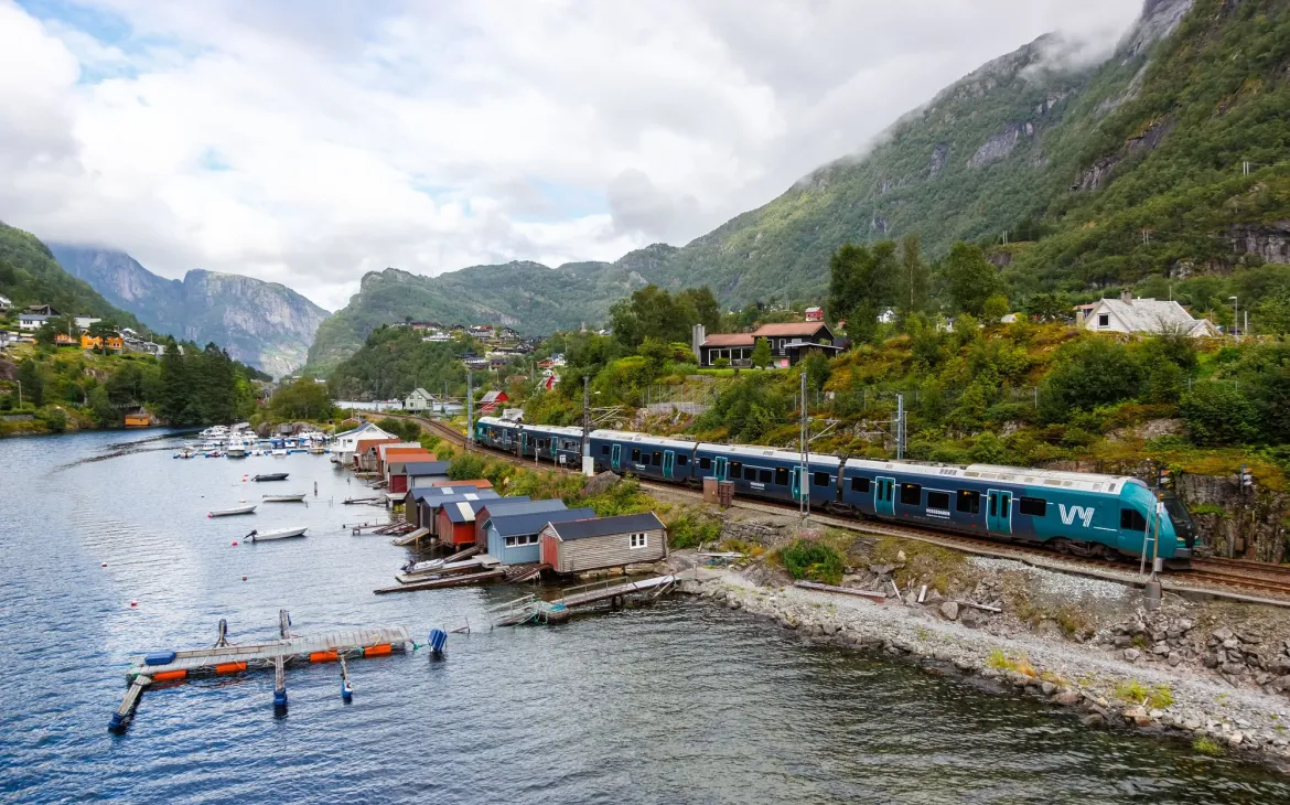 Zug fährt entlang der Küste Norwegens