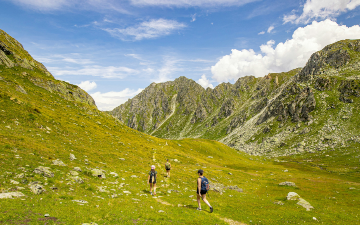 trois femmes en randonnée dans les montagnes