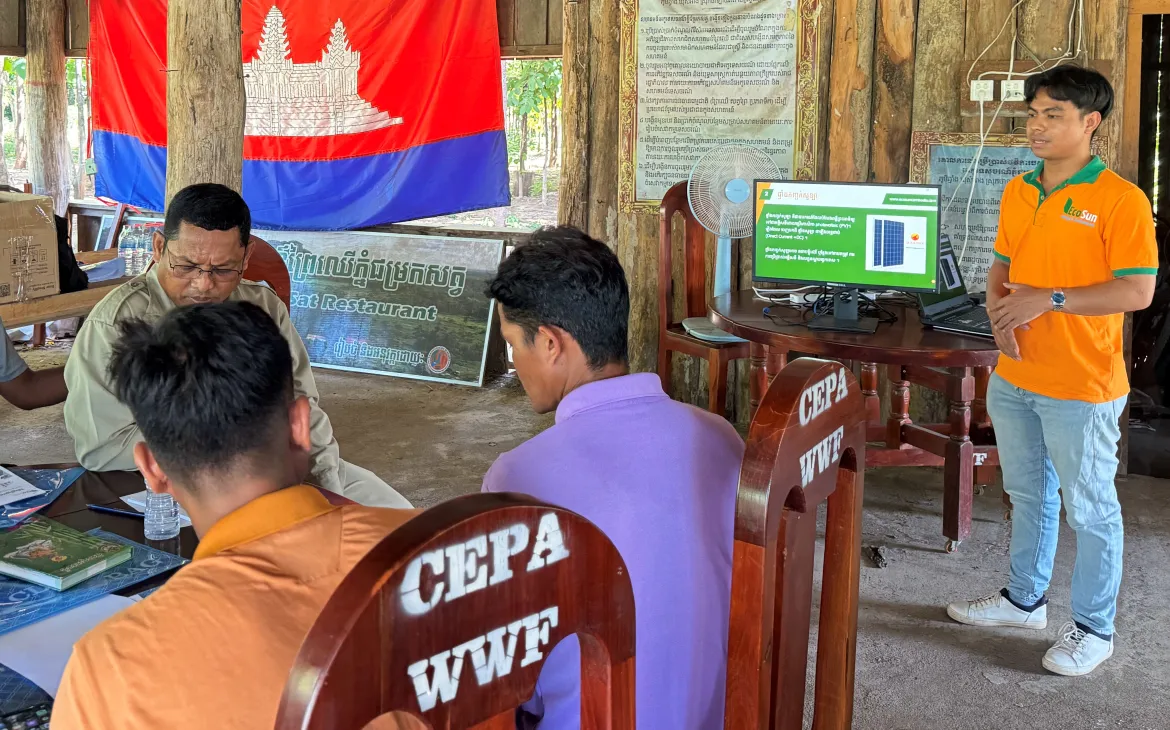 Einige Menschen verfolgen eine Präsentation