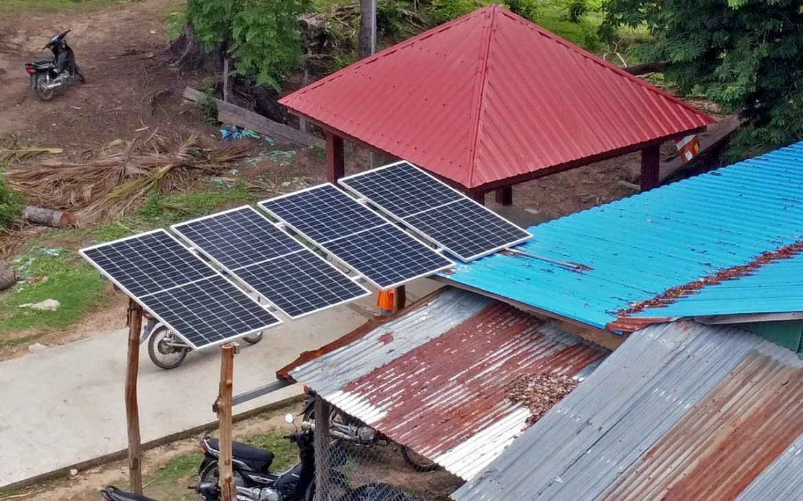 Solarpanels neben Wellblechdächer in Kambodscha