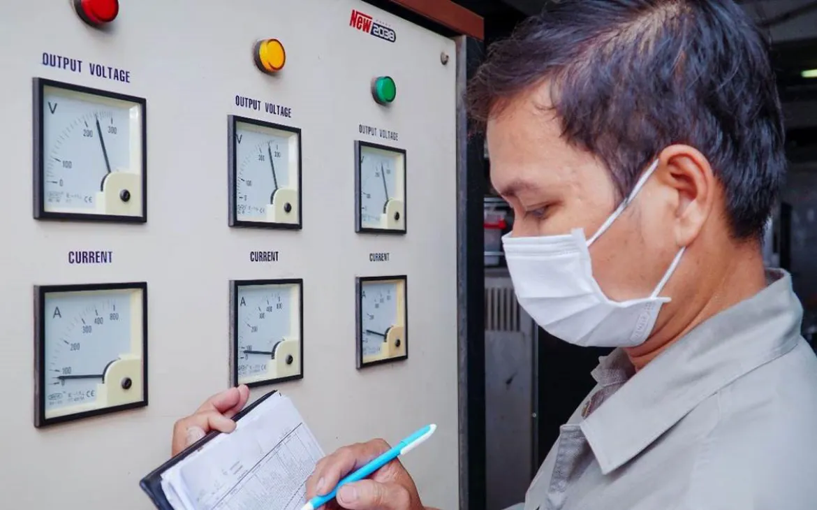 Ein Mann kontrolliert die Werte der Solaranlage