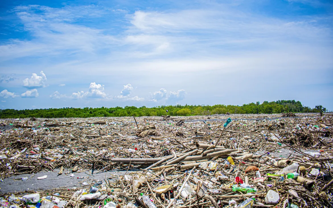 Angespülter Plastikabfall am Strand Guatemalas