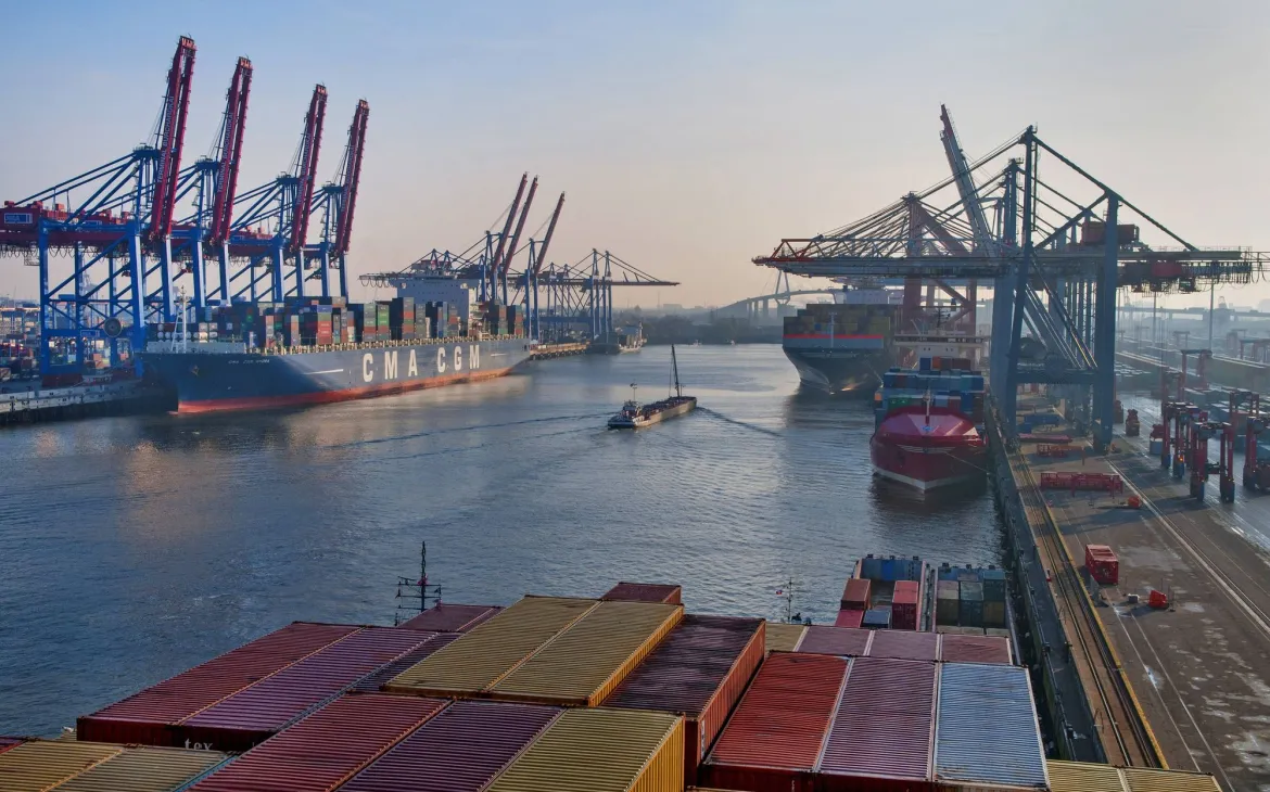 Containerschiffe im Hamburger Hafen