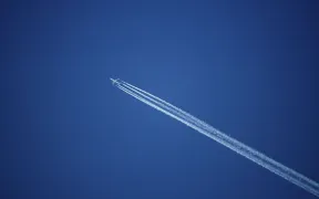 Flugzeug mit Kondensstreifen
