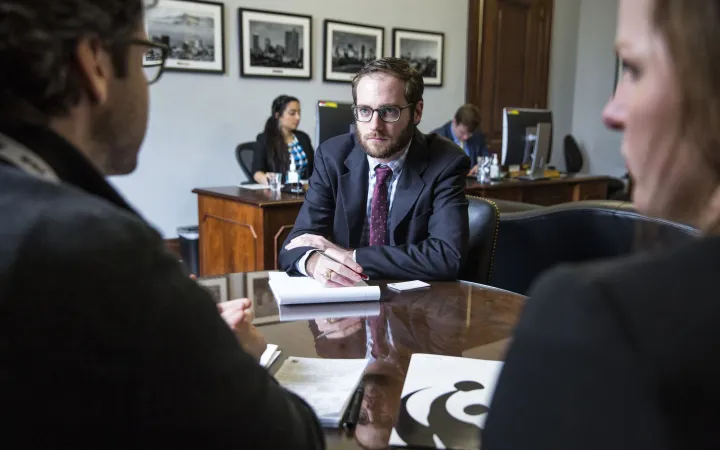 Le personnel du WWF parlent avec la représentation du secteur financier