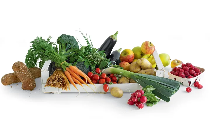 Légumes et Früchtearrengement dans une boîte en bois