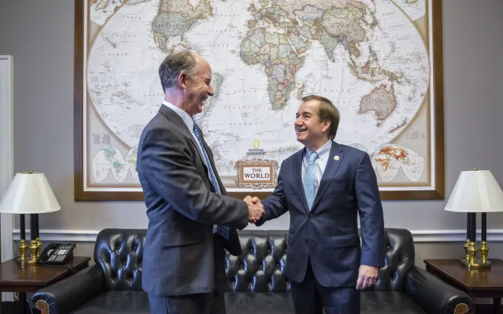 I politici si stringono la mano