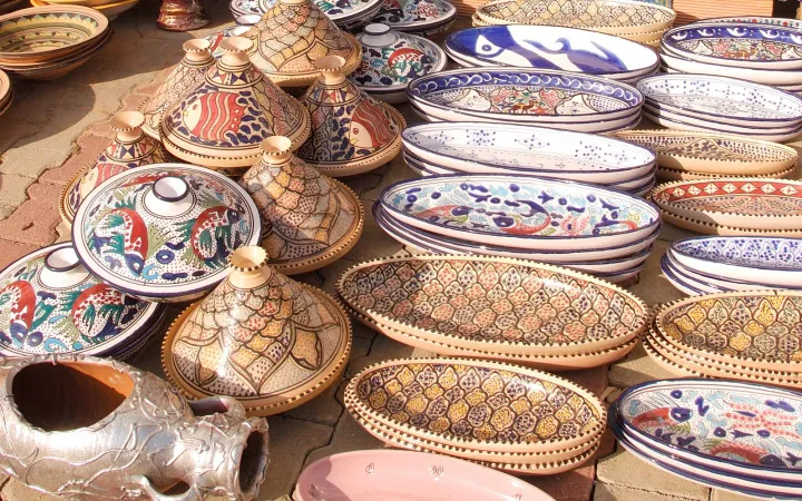 Keramik und Holzschalen an einem Marktstand in Tabarka, Tunesien.