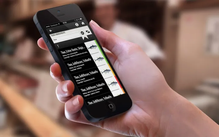 Person hält Smartphone mit dem geöffneten WWF Ratgeber-App