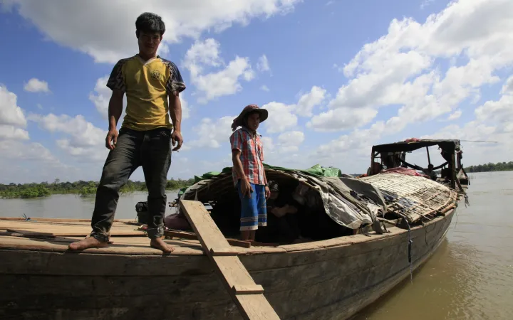 Deux pêcheurs dans leur bateau sur le Mékong