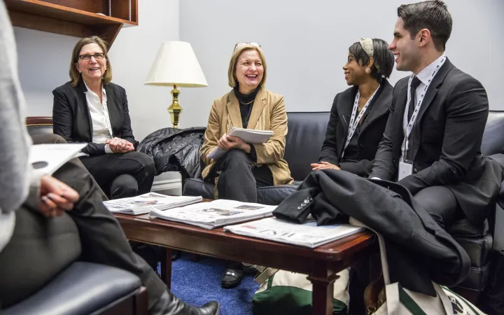WWF Mitarbeiter sitzen mit Verhandlungspartnern am Tisch