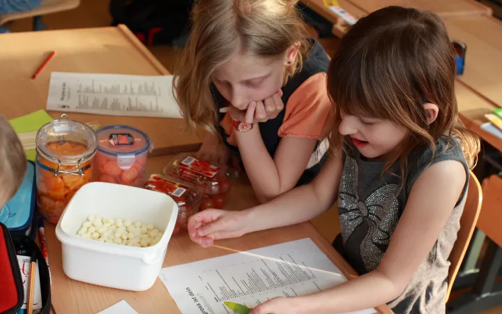 Kinder lösen Schulaufgaben
