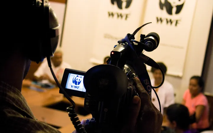 Une caméra filme la conférence de presse du WWF, Fidji