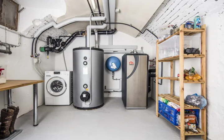 Wärmepumpe im Keller eines Einfamilienhauses