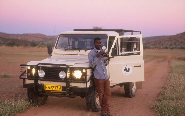 Wildhüter beobachtet Nashörner in Namibia