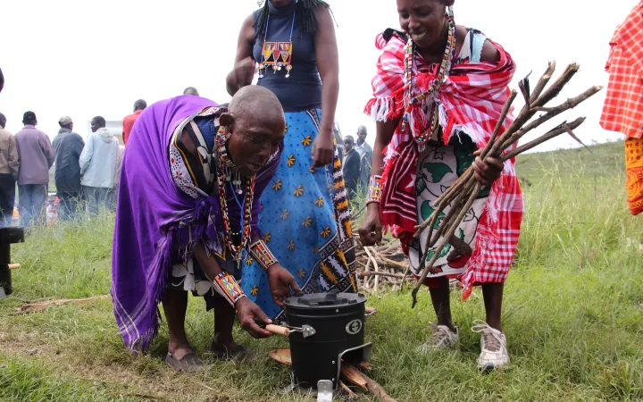 gli abitanti del Kenya testare la stufa a legna, Naivasha in Kenya