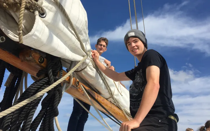 Zwei Jugendliche am Segeln bei einem WWF-Ferienlager