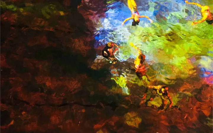 Farbenreiches Wasser