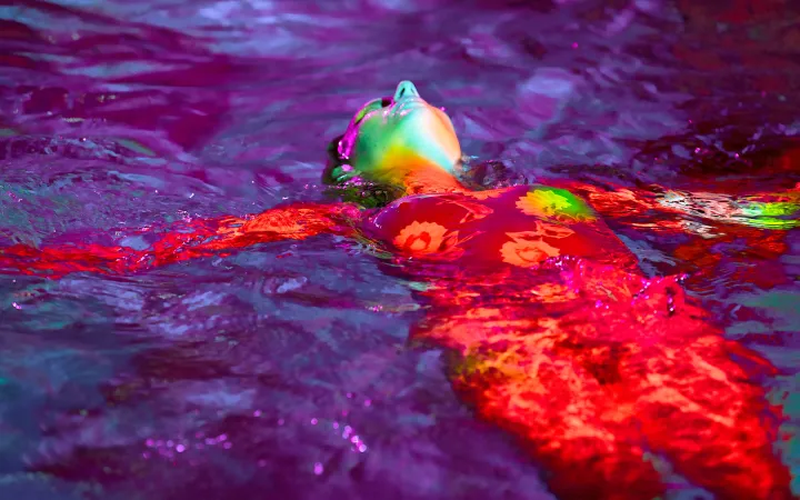 Frau im bunten Wasser