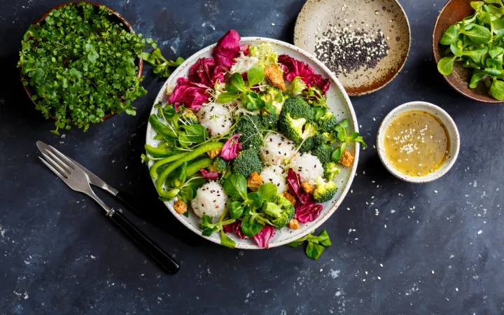 Vegetarischer Salat mit Reis und Broccoli